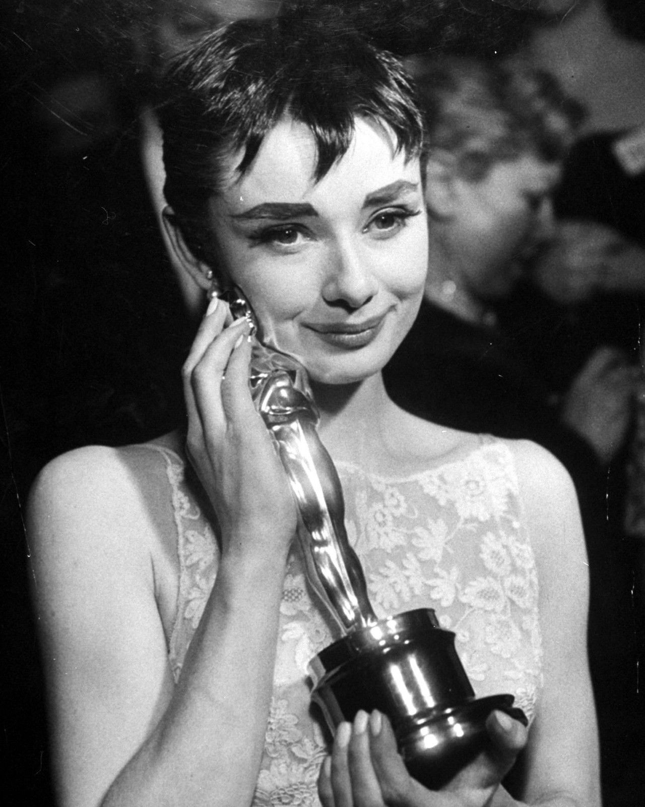 File:Hepburn Oscar Promo 1954.jpg - Wikimedia Commons