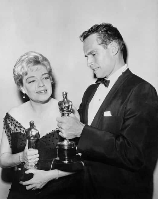 Simone Signoret, who won for "Room at the Top," compares Oscars with Charlton Heston, who won for "Ben-Hur," in 1960.
