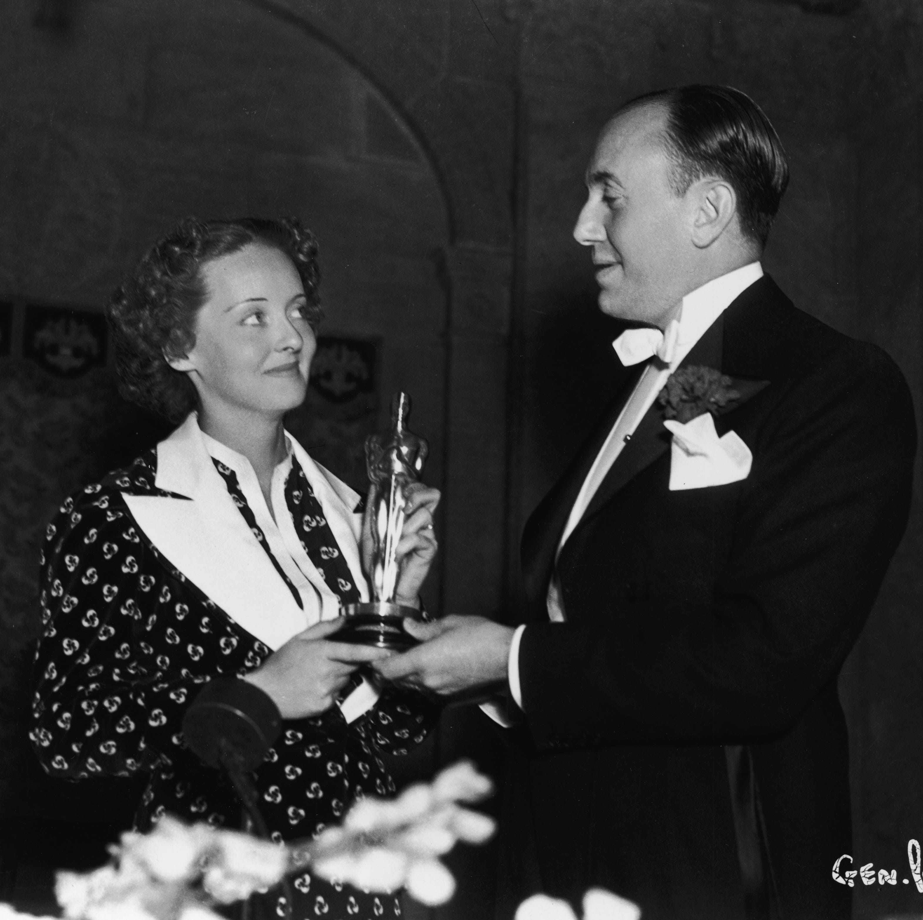 Davis And Warner Hold Davis' Best Actress Oscar davis and warner hold davis' best actress oscar
